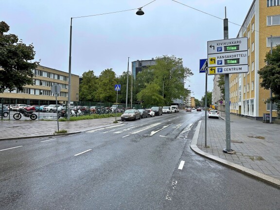 Törmäys tapahtui kuvassa näkyvän suojatien kohdalla, kun skuuttipoika kaahasi huolimattomasti ajotielle.