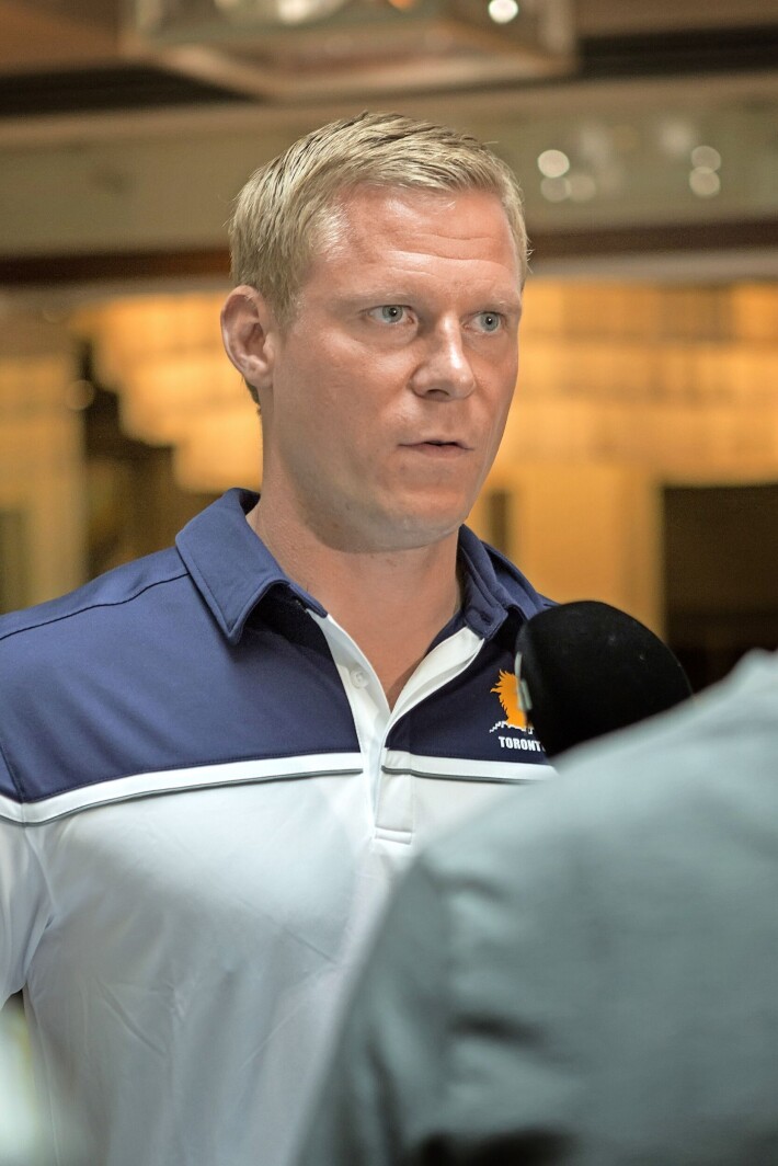Mikko Koivu säntäsi säikähtäneenä auttamaan loukkaantunutta poikaa. Mikko Koivu säntäsi säikähtäneenä auttamaan loukkaantunutta poikaa.