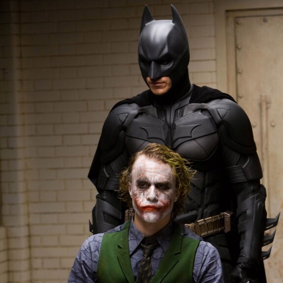 Yön ritari on IMDb-tietokannassa kolmanneksi parhaiten arvioitu elokuva keskiarvolla 9,0. Heath Ledger voitti Jokerin roolistaan Oscarin.