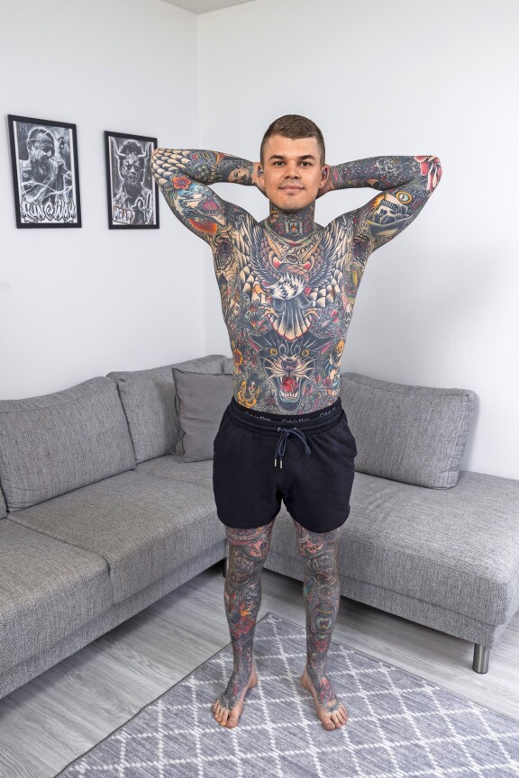 Nicon kainaloihin hakattiin ensin seitit. Hämähäkit tehtiin vasta myöhemmin. Kaikkiaan Nicoa on tatuoinut seitsemän eri artistia, joista yksi on tehnyt suurimman osan.