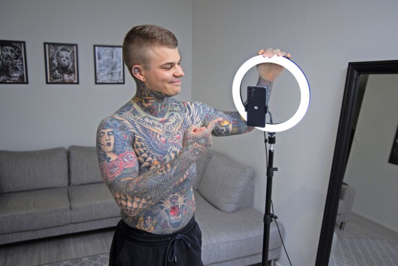 Nico kuvaa aktiivisesti humoristista somesisältöä. Videoilla tatuoinnit ovat niin paljon näkyvillä, että seuraajista on outoa, jos Nicolla on paita yllään. Hänellä on Tiktokissa tämän artikkelin kirjoitushetkellä 32 800 seuraajaa ja 1,5 miljoonaa tykkäystä.