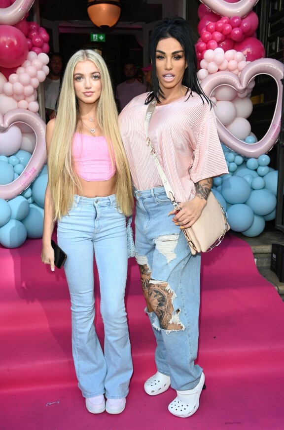 Mikä kaunotar! Povipommi Katie Pricen 16-vuotias influensseritytär on kuin ilmetty Barbie