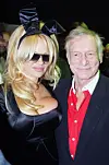 Pamela Playboy-miestenlehden edesmenneen perustajan Hugh Hefnerin vierellä vuonna 2003.