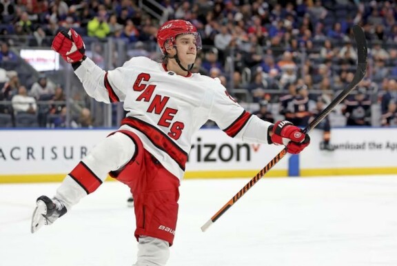 Carolina Hurricanesissa pelaava Sebastian Aho kuuluu tähteyttä rakastaviin leijoniin. Sebastian Aho