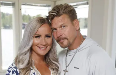 Someraivo repesi! Aki Manninen salakuvasi nukkuvaa lentoemäntää