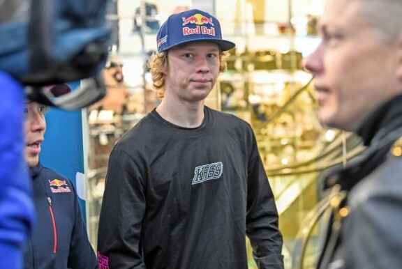Kalle Rovanperä ajaa rallia vaakamaiseen tapaan rennosti turhista stressaamatta. Kalle Rovanperä
