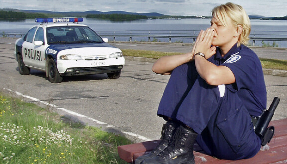 Rauni Väänänen (Ria Kataja) on entinen Kilon poliisi, joka palaa kotikaupunkiinsa Kemijärvelle.