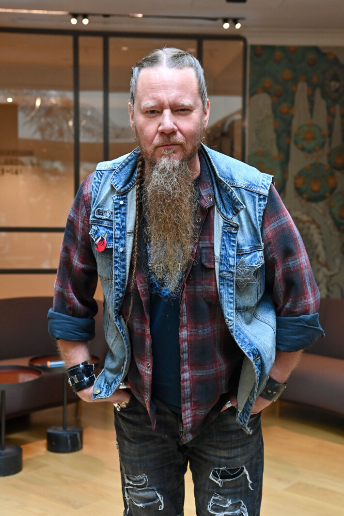 Tiukkana rokkikukkona tunnettu Jouni Hynynen kuulemma pelkäsi aluksi Ellinooraa. Tiukkana rokkikukkona tunnettu Jouni Hynynen kuulemma pelkäsi aluksi Ellinooraa.