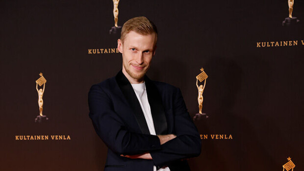 Uutuuskirja: Roni Bäck herättää rahakateutta – maksaa alaisilleen jopa 5 000 euron palkkaa Roni Bäck