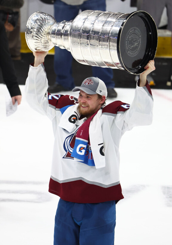 Coloradon sankari. ”Arsin” nykysopimus NHL-seura Avalanchen kanssa on viisivuotinen ja kokonaisarvoltaan 22,5 miljoonaa euroa.