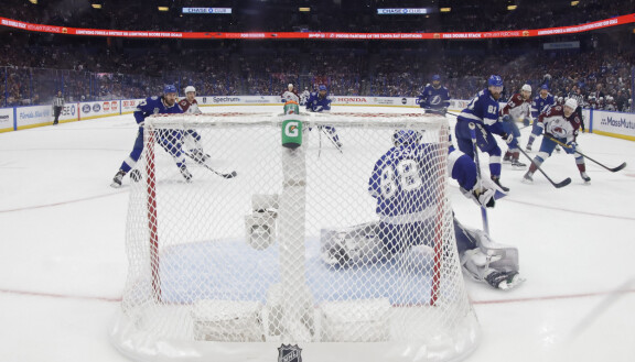 Tässä syntyy voittomaali. Colorado Avalanchen Artturi Lehkonen ampuu 26. kesäkuuta 2022 Stanley Cupin ratkaisevan osuman Tampa Bay Lightningin verkkoon.