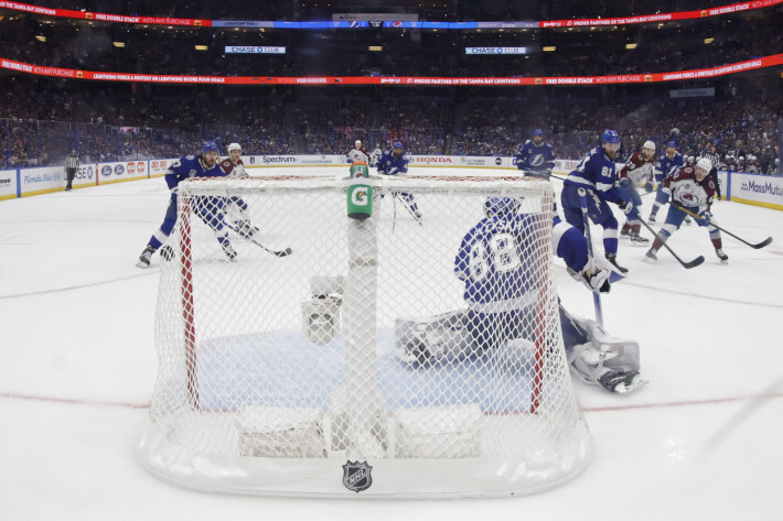 Tässä syntyy voittomaali. Colorado Avalanchen Artturi Lehkonen ampuu 26. kesäkuuta 2022 Stanley Cupin ratkaisevan osuman Tampa Bay Lightningin verkkoon. Tässä syntyy voittomaali. Colorado Avalanchen Artturi Lehkonen ampuu 26. kesäkuuta 2022 Stanley Cupin ratkaisevan osuman Tampa Bay Lightningin verkkoon.