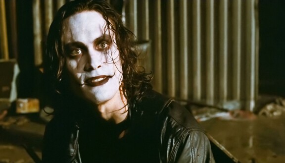 Brandon Lee kuoli kesken The Crow -elokuvan kuvausten. USA. Brandon Lee in a scene from the Miramax film: The Crow (1994). Plot: A man brutally murdered comes back to life as an undead avenger of his and his fiance's murder. Ref: LMK110-J6751-200820Supplied by LMKMEDIA. Editorial Only.Landmark Media is not the copyright owner of these Film or TV stills but provides a service only for recognised Media outlets. pictures@lmkmedia.com
