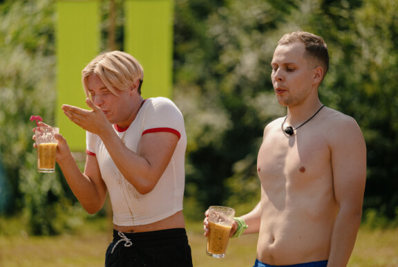 Hyi! Shirlyn sekoittama herkku ei uppoa Joniin ja Jesseen.
