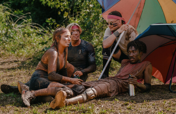 Iba saa kisan jälkeen hoitoa kuvaustiimin ensiapuryhmältä.