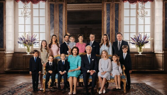 Mukana ovat kuninkaan lisäksi kuningatar Silvia, Carl Philip ja puoliso Sofia sekä lapset Alexander, Gabriel ja Julian, kruununprinsessa Victoria ja puoliso Daniel sekä lapset Estelle ja Oscar. Kaiken kukkuraksi mukana on Madeleine ja vakavasta ilmeestään surullisen kuuluisa Chris O'Neill lastensa Nicolaksen, Leonoren ja Adriennen kanssa.