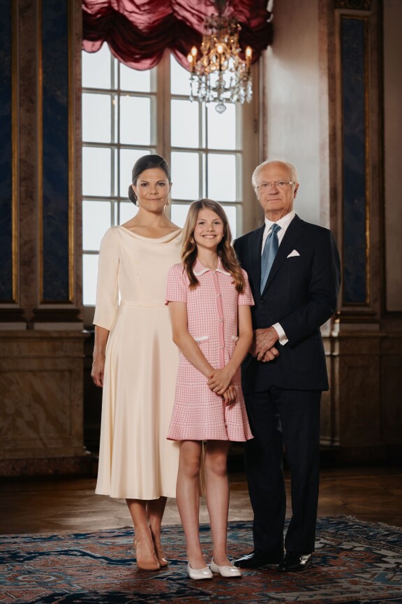 Vau! Victoria, Estelle ja Kaarle Kustaa häikäisevät yhteiskuvassa.