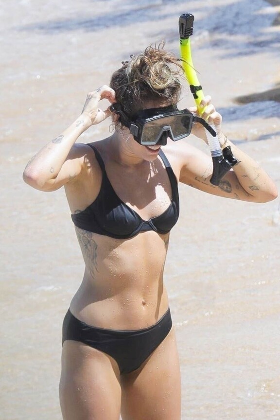 Paparazzi yllätti! Miley Cyrus ikuistettiin upeana bikinikuvissa Havaijilla