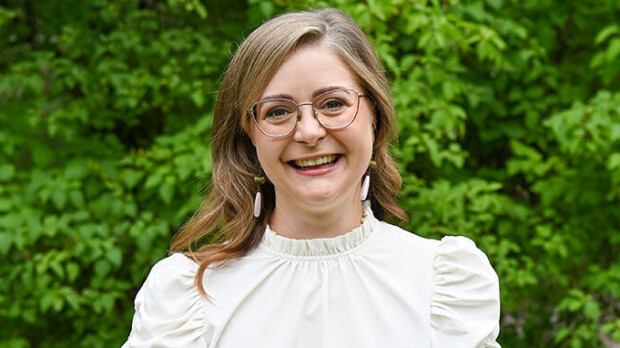 Maajussitar-Pinja tunnustaa jännittäneensä tv-kuvauksia: 'Maastoutuisin mieluummin seinätapettiin'