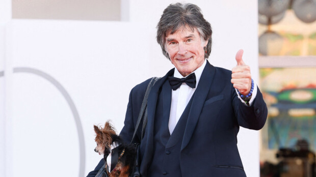 Tällaisena et ole nähnyt Kauniit ja rohkeat -Ridgeä! Ronn Moss repäisi vaimon kanssa festareilla