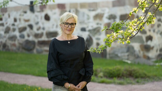 Maajussi-Tarja pettyy itseensä romanttisten yksilötreffien jälkeen: 'Jos mies osoittaa suurta kiinnostusta, minä pakenen'