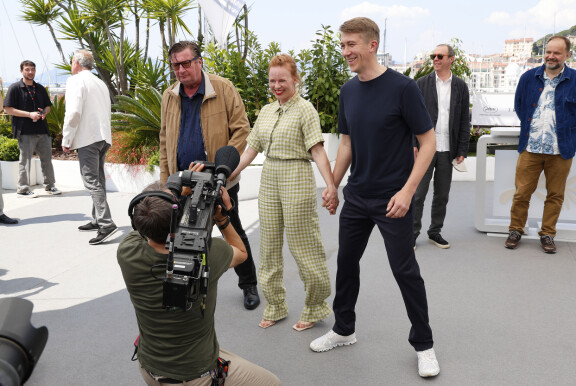 Aki Kaurismäki, Alma Pöysti ja Jussi Vatanen hassuttelivat toukokuussa Cannesissa.