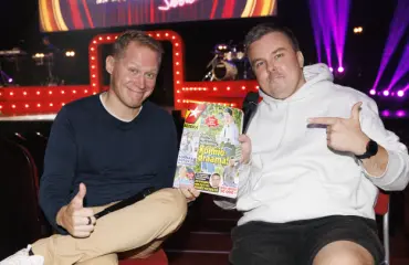 Nämä ilmiömäiset imitaatiot on nähtävä! Jarkko Tammisen räävitön Andy lataa jäätävän läpän Archie Cruzista ja Iida Vainiosta – video!