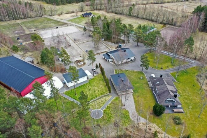Helsingin heppapiirit hermostuivat liikemiehelle ponin tallivuokrien jäätyä jatkuvasti rästiin. Nyt Hangossakin on tukalaa, kun tallia haetaan konkurssiin. Stefan on tämän hankolaisen hevostallin toimitusjohtaja. Talli