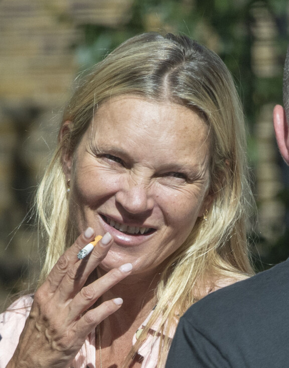 Kate nähtiin lounaan yhteydessä tupakka kädessä.