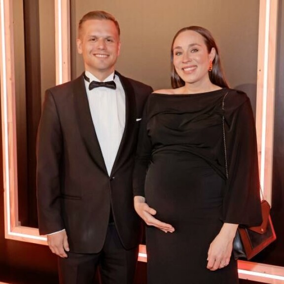 Anni ja Ilkka menivät naimisiin elokuussa. − Ne olivat tyttäremme ristiäiset, jossa sivutuotteena sitten menimme naimisiin. Se oli iloinen juhla, Anni muistelee. Anni ja Ilkka