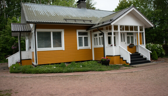 Sini Rainio nimeää Pyhtäällä sijaitsevan kodin hybridiksi.