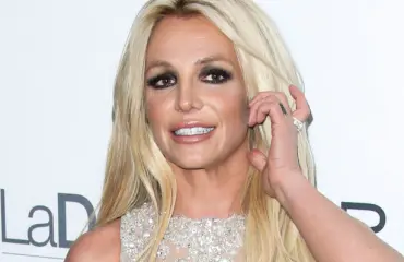 Veitset heiluvat jälleen – Britney Spears julkaisi shokkivideon aborttipaljastuksen jälkeen