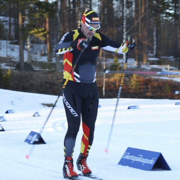 Teemu yrittää hiihtää 20 kilometrin tuntivauhtia torstaihin klo 10 saakka. Teemu yrittää hiihtää 20 kilometrin tuntivauhtia torstaihin klo 10 saakka.