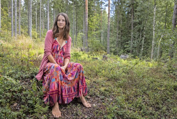 Kirsi sairastui taloprojektin myötä. – Ensimmäistä kertaa elämässäni tulin kipeäksi, stressi oli niin kova. Kun kannoin painavia saviastioita, niveleni kipeytyivät ja ulkolaudoituksen tekemisestä sain tenniskyynärpään.