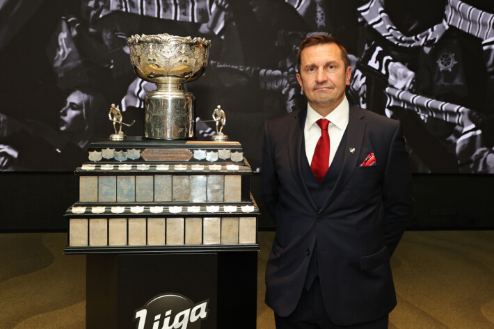 Ville Peltonen jahtaa Kanada-maljaa kolmannella kaudellaan HIFK:n päävalmentajana. Ville Peltonen jahtaa Kanada-maljaa kolmannella kaudellaan HIFK:n päävalmentajana.