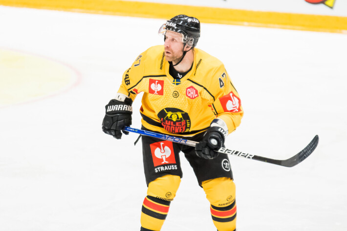 Viime kauden Luulajassa kiekkoillut Leo Komarov on HIFK:in harmiksi pitkään sivussa.