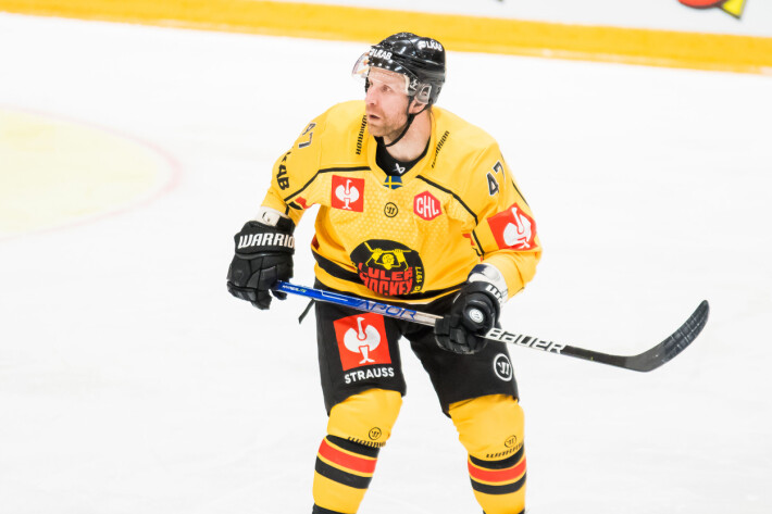 Viime kauden Luulajassa kiekkoillut Leo Komarov on HIFK:in harmiksi pitkään sivussa. Viime kauden Luulajassa kiekkoillut Leo Komarov on HIFK:in harmiksi pitkään sivussa.