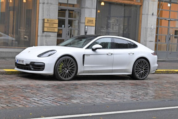 Sexmanen Porschella ennättää keikoille, sillä huippunopeus on yli 270 km/h.