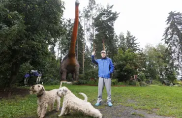 Raimo rakensi Lempäälään jättimäisen taideteoksen, jonka sisällä on taidenäyttelyitä – kuvat