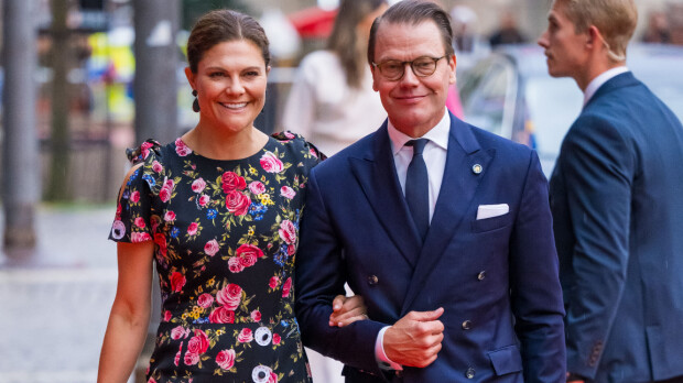 Mikä kaunotar! Kruununprinsessa Victoria lumoavassa juhla-asussa - prinsessa Sofialta poikkeuksellinen vaatevalinta