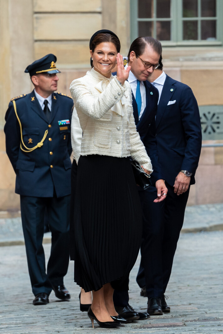 Victoria kruunasi klassisen tyylinsä mustilla korkkareilla, mustalla laukulla ja mustalla päähineellä. Victoria kruunasi klassisen tyylinsä mustilla korkkareilla, mustalla laukulla ja mustalla päähineellä.