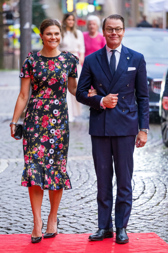 Victoria juhli kauniissa, merenneitohelmaisessa kukkamekossa.