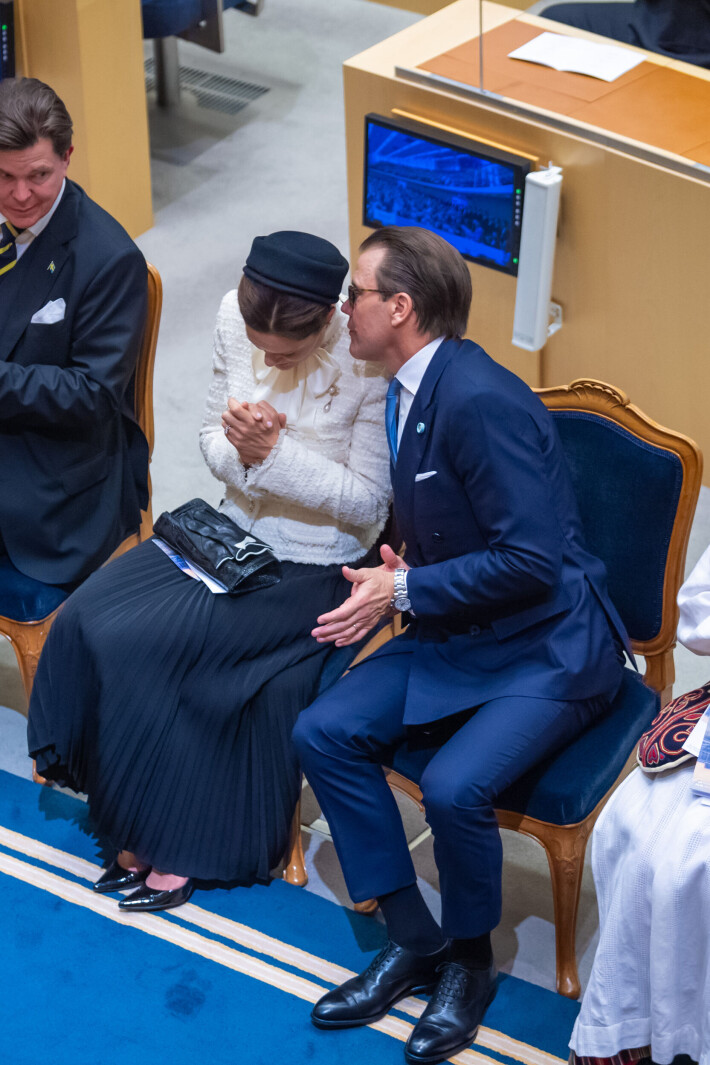Prinssi Danielilla oli tilaisuudessa kuiskuteltavaa vaimolleen. Prinssi Danielilla oli tilaisuudessa kuiskuteltavaa vaimolleen.
