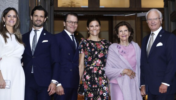 Perhe koolla! Tosin kuvasta puuttuvat Yhdysvalloissa asuva prinsessa Madeleine ja puolisonsa Chris.