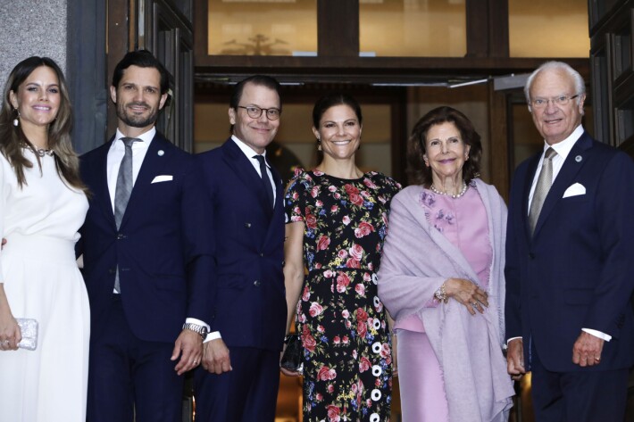 Perhe koolla! Tosin kuvasta puuttuvat Yhdysvalloissa asuva prinsessa Madeleine ja puolisonsa Chris. Perhe koolla! Tosin kuvasta puuttuvat Yhdysvalloissa asuva prinsessa Madeleine ja puolisonsa Chris.
