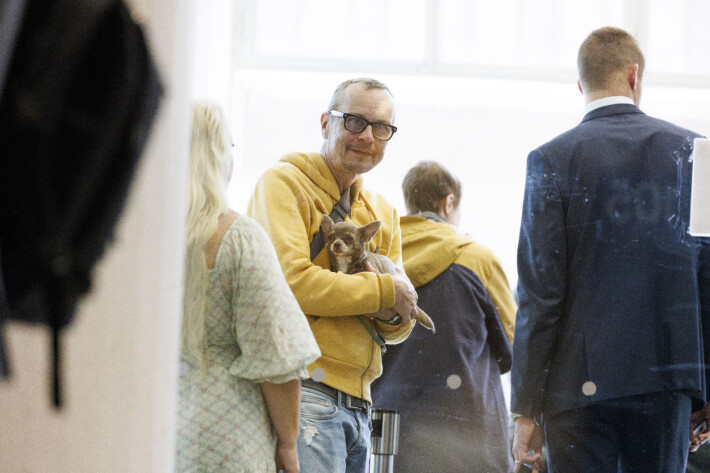 Johanna Tukiainen toi Blue-koiransa Helsingin käräjäoikeuteen kesäkuussa 2023. Tuolloin hänen ja miesystävänsä Veijo Lallin välistä pahoinpitelyä piti käsitellä. Kuvassa Veijo ja Blue käräjäoikeuden turvatarkastusjonossa. Johanna Tukiainen toi Blue-koiransa Helsingin käräjäoikeuteen kesäkuussa 2023. Tuolloin hänen ja miesystävänsä Veijo Lallin välistä pahoinpitelyä piti käsitellä. Kuvassa Veijo ja Blue käräjäoikeuden turvatarkastusjonossa.