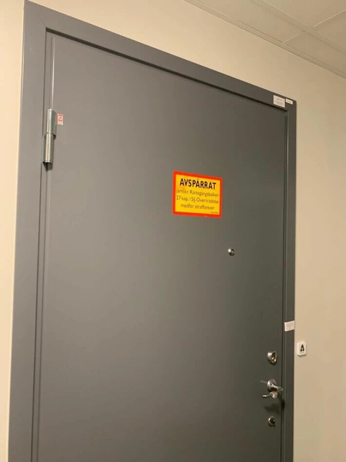 Heinäkuussa Johannan Ruotsin-kotiin ilmestyi lappu, jossa kerrottin poliisin eristäneen asunnon. Heinäkuussa Johannan Ruotsin-kotiin ilmestyi lappu, jossa kerrottin poliisin eristäneen asunnon.