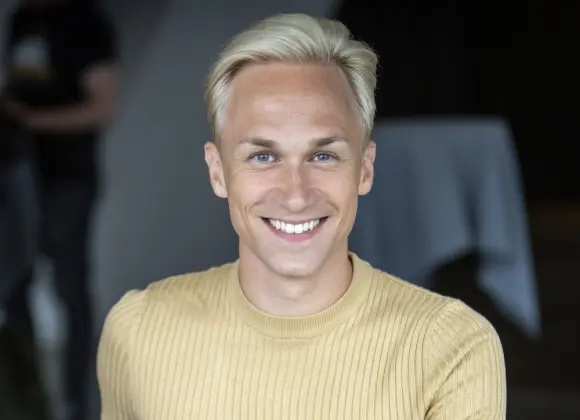 Muumipeikon ruotsinkielisenä äänenä kuultava Christoffer Strandberg: "Muumit voisivat olla uskontoni"