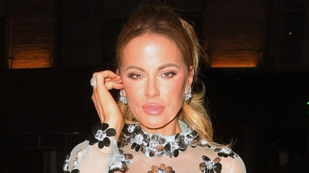 Näitä kurveja sietääkin esitellä! Kate Beckinsale, 50, juhli läpinäkyvässä mekossa rintavarustus esillä