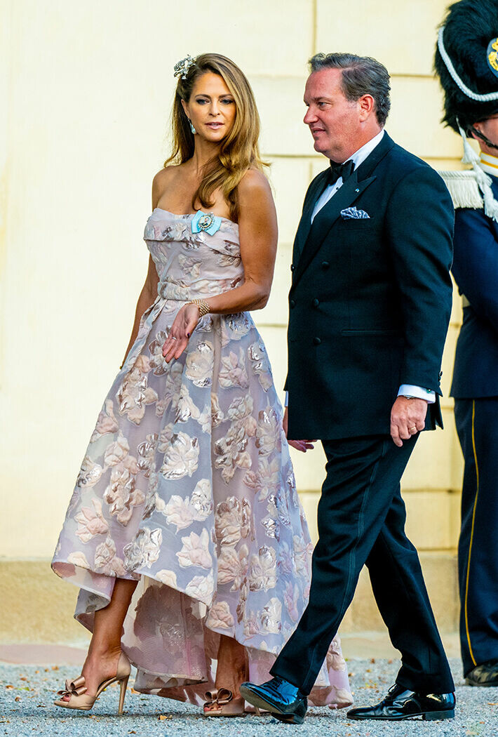 Prinsessa Madeleine tunnetaan kalliista pukeutumistyylistään. Oopperaillallisille hän pukeutui Marchesan juhlamekkoon asusteinaan Valentinon kengät ja laukku. Tyylin viimeisteli Cartierin rannekoru.